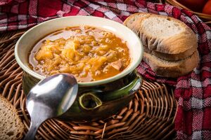 Капусняк подають гарячим