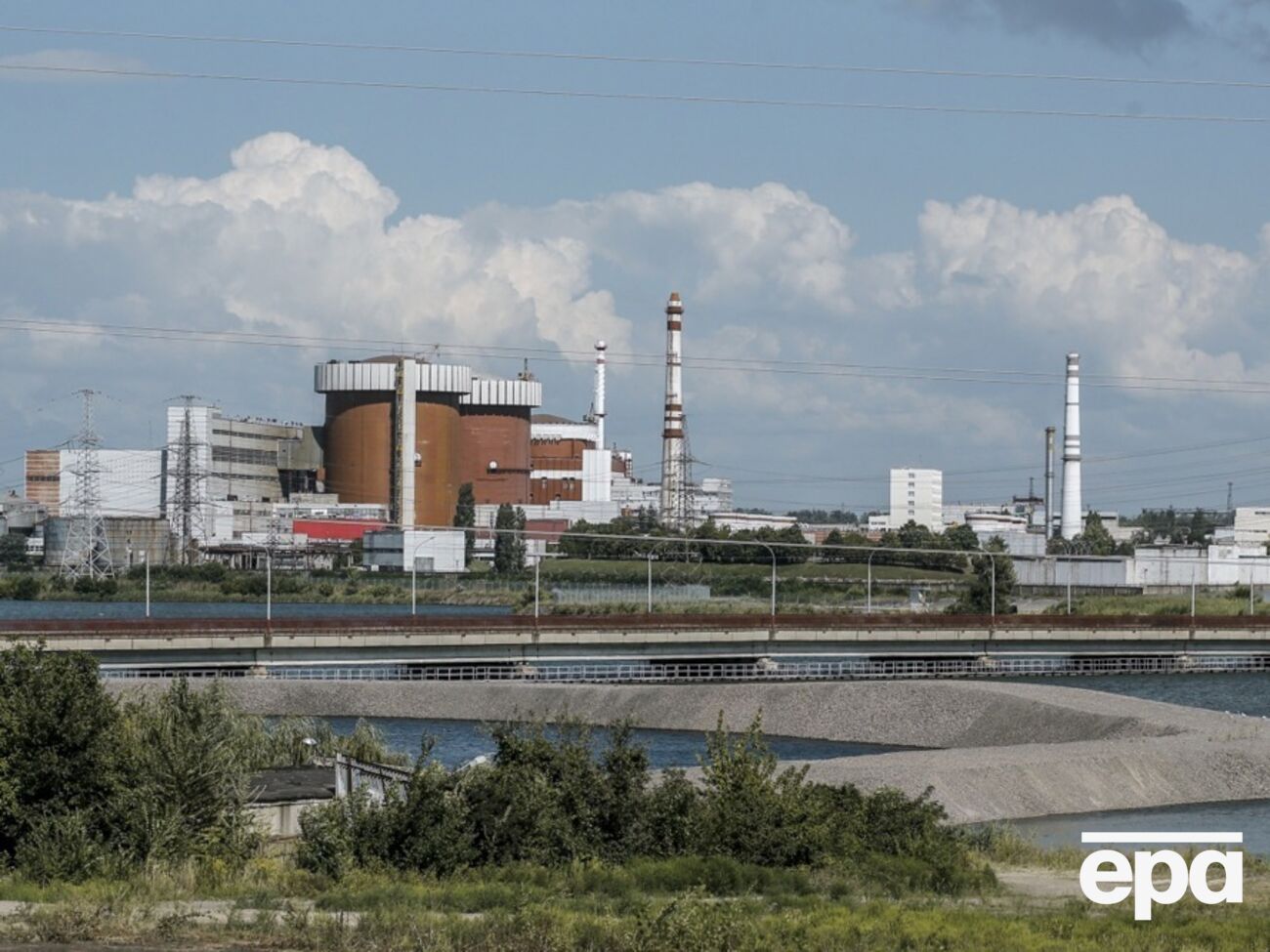 Команды МАГАТЭ на Пивденноукраинской АЭС и Хмельницкой АЭС сообщили, что каждая из станций потеряла доступ к одной из своих внешних ЛЭП из-за удара РФ