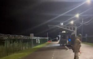 По данным Глаголы, беглеца не остановили два шлагбаума