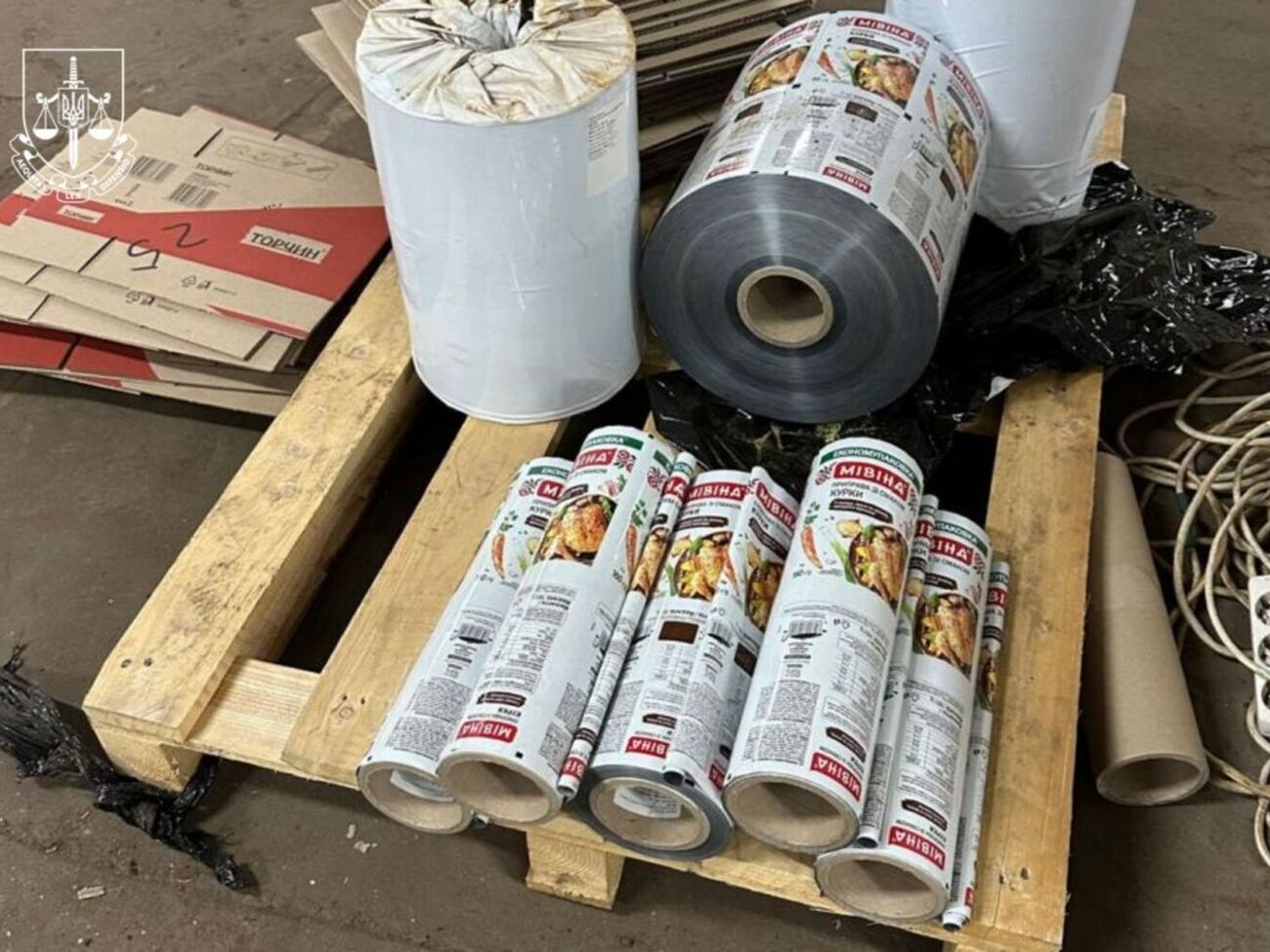 Слідчі вилучили понад 15 тис. упаковок приправ та інших продуктів із підробленим маркуванням