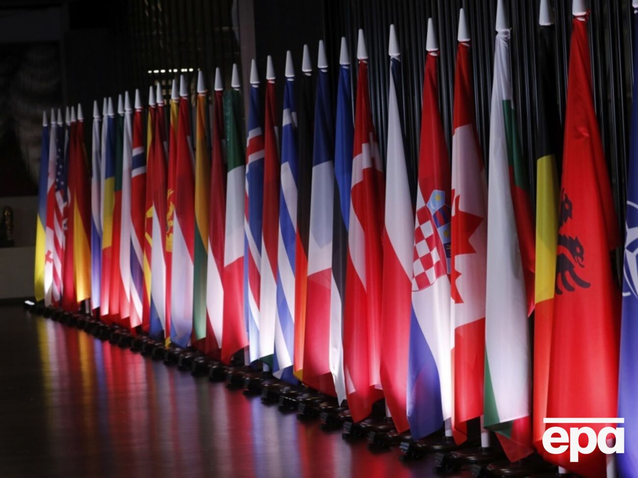 Организаторы подчеркивают максимальную секретность мероприятия: участников предупредили, что мобильные телефоны на встречу брать нельзя, говорится в статье