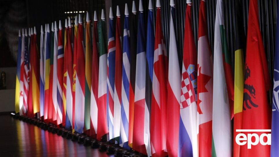 Организаторы подчеркивают максимальную секретность мероприятия: участников предупредили, что мобильные телефоны на встречу брать нельзя, говорится в статье