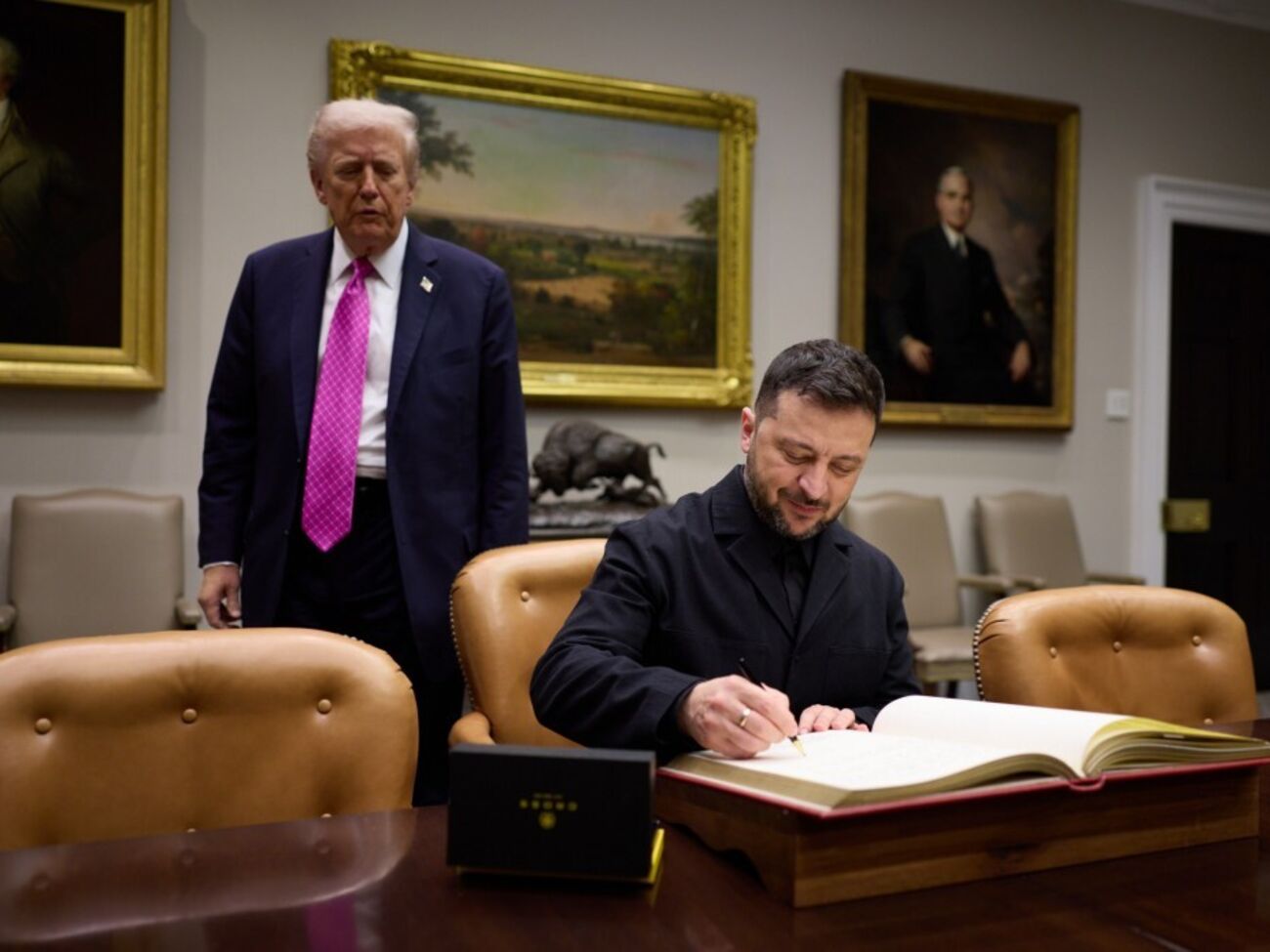 Зміна тактики Зеленського більше ніж удвічі підвищила його рейтинг серед виборців Трампа за останні сім місяців, пише WSJ