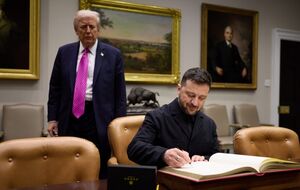 Изменение тактики Зеленского более чем вдвое увеличило его рейтинг среди избирателей Трампа за последние семь месяцев, пишет WSJ