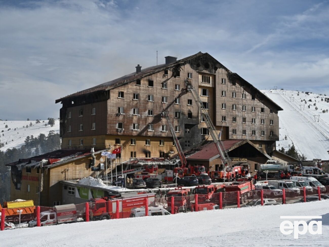 Під час пожежі в готелі загинули десятки людей