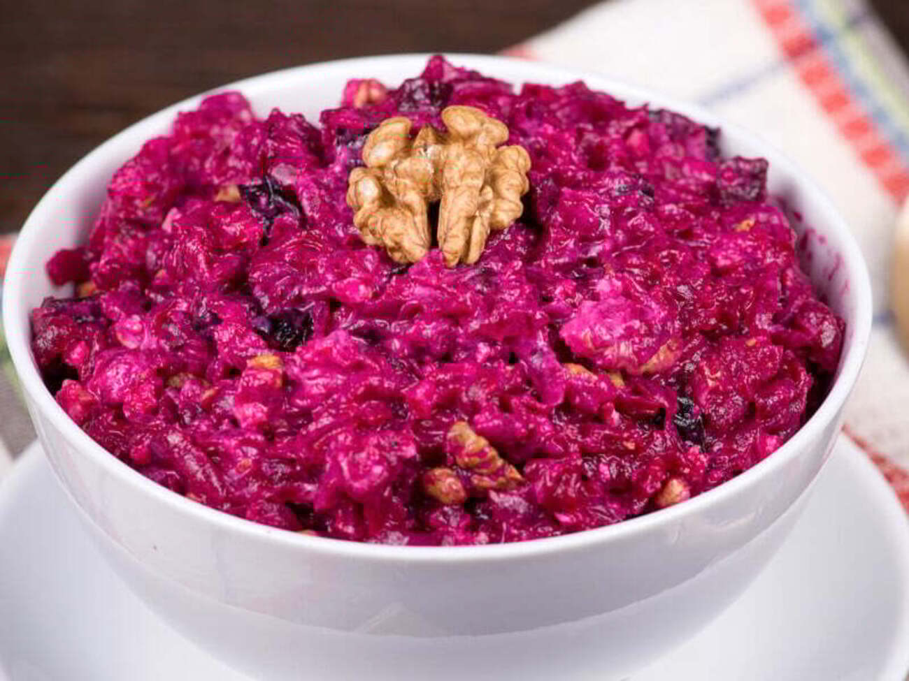 Для салата возьмите 70 г копченого сыра