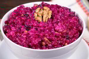 Для салата возьмите 70 г копченого сыра