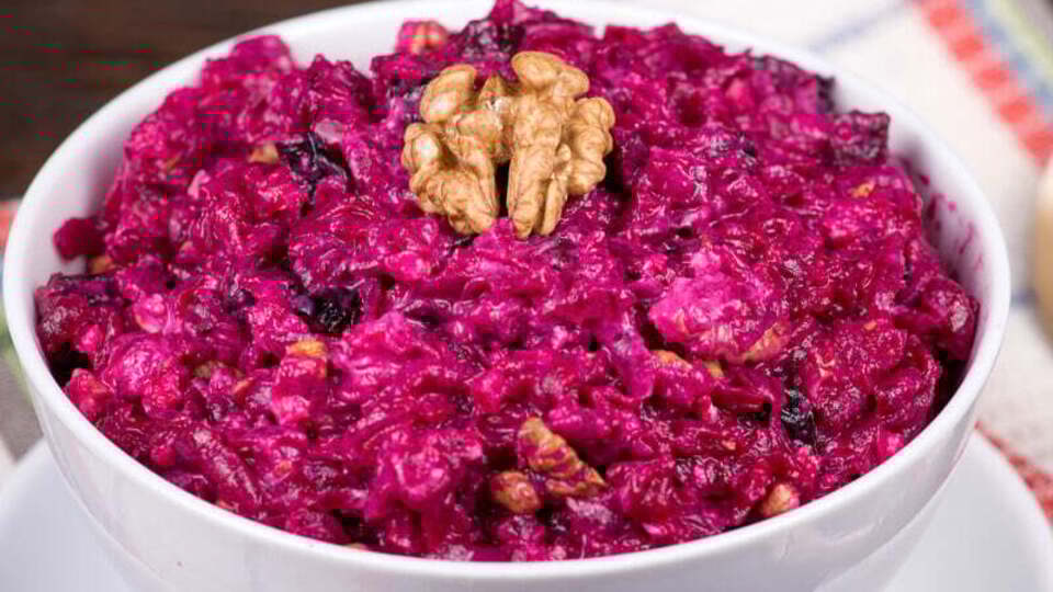 Для салата возьмите 70 г копченого сыра