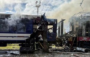 Перцовский подчеркнул, что РФ и дальше будет охотиться за поездами, поэтому компания-перевозчик ищет способы обезопасить пассажиров и работников