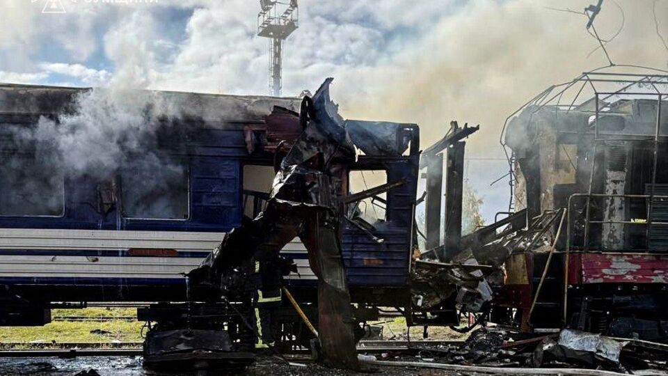 Перцовский подчеркнул, что РФ и дальше будет охотиться за поездами, поэтому компания-перевозчик ищет способы обезопасить пассажиров и работников