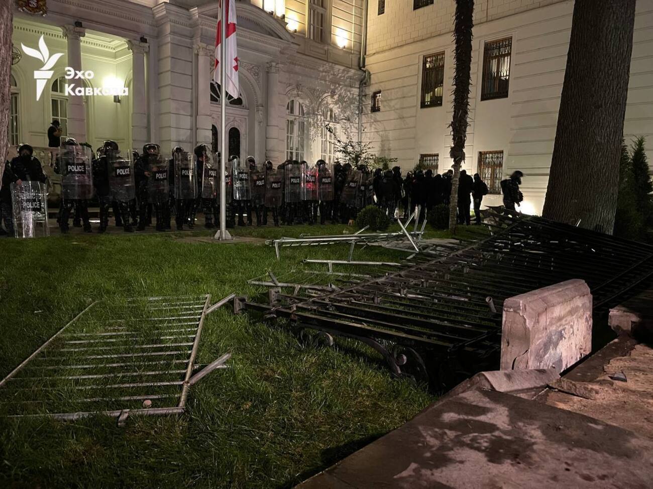 Протестувальники знесли паркан біля президентського палацу у Тбілісі