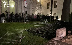 Протестующие снесли забор у президентского дворца в Тбилиси