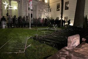 Протестувальники знесли паркан біля президентського палацу у Тбілісі