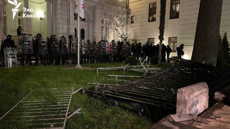 Протестующие снесли забор у президентского дворца в Тбилиси