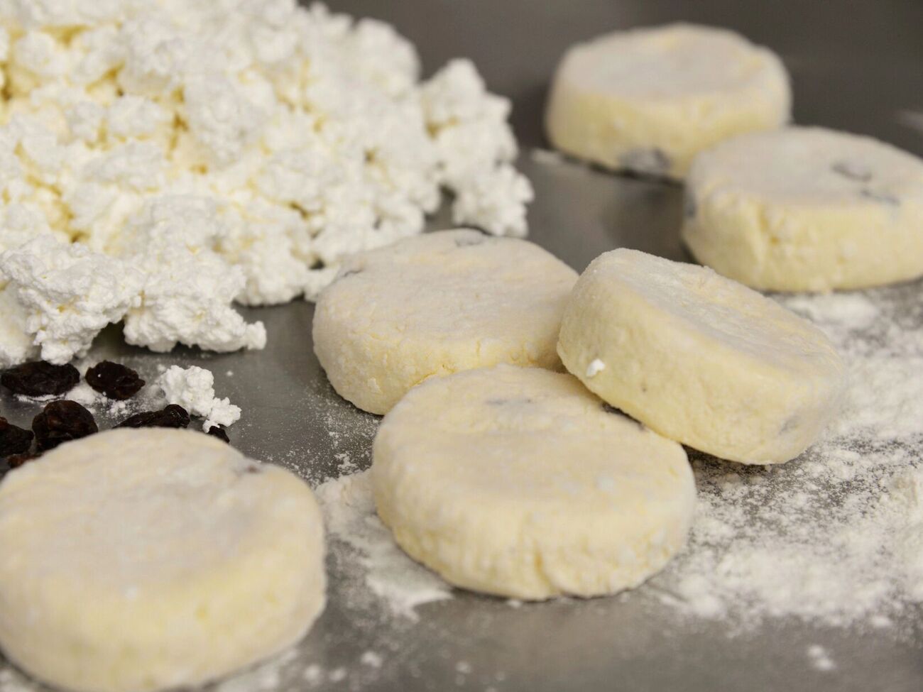 Если добавить в тесто много сахара, то сырники обязательно развалятся. Лучше подавать сырники с медом или вареньем