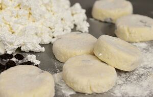 Если добавить в тесто много сахара, то сырники обязательно развалятся. Лучше подавать сырники с медом или вареньем