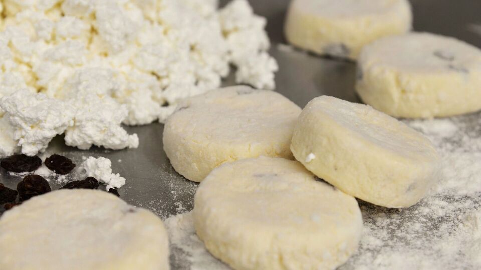 Если добавить в тесто много сахара, то сырники обязательно развалятся. Лучше подавать сырники с медом или вареньем