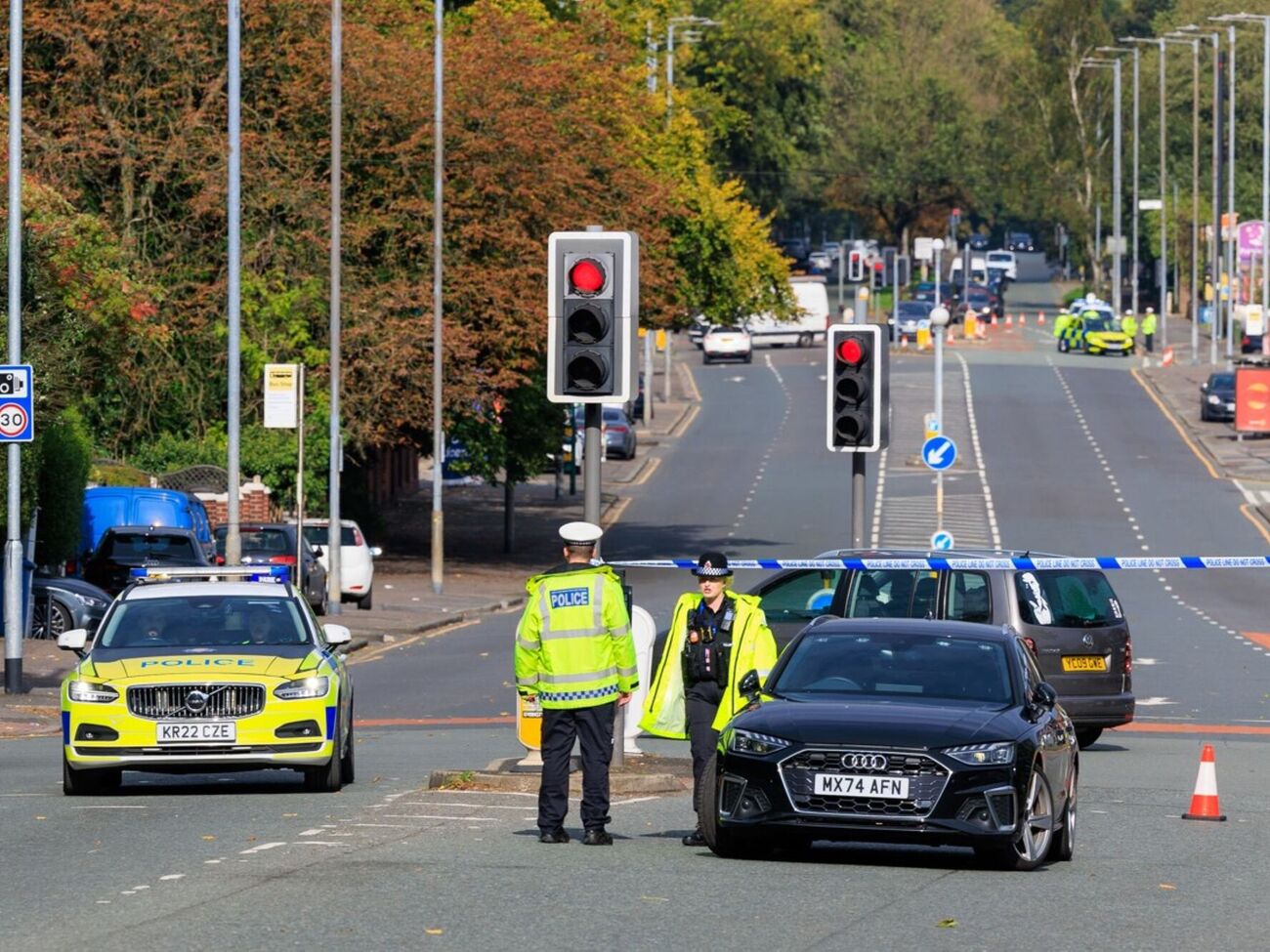18-летнюю женщину и 43-летнего мужчину позже отпустили