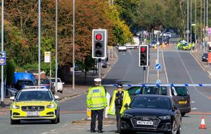 18-летнюю женщину и 43-летнего мужчину позже отпустили