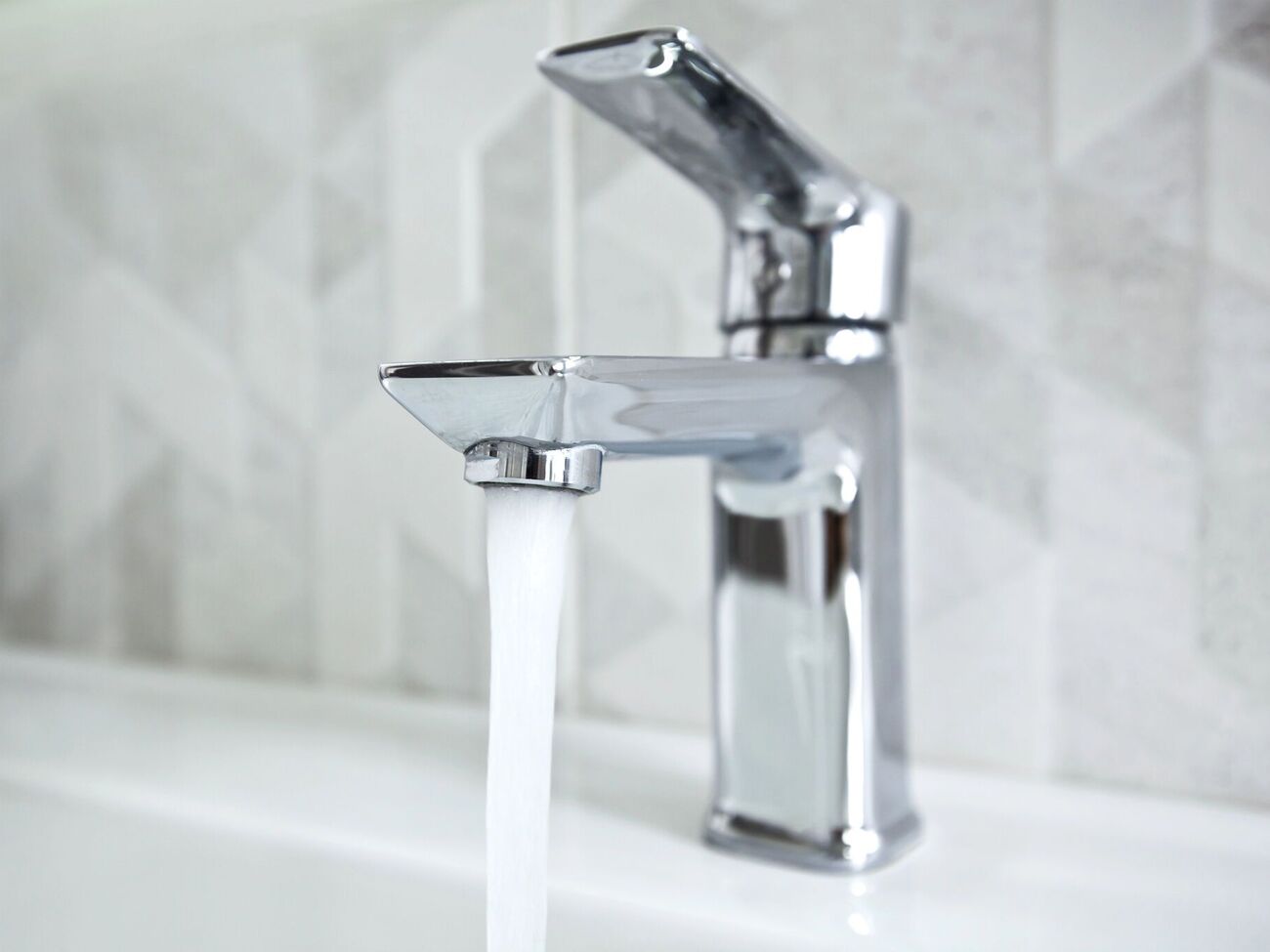 Для чищення сантехніки знадобляться зубні паста і щітка