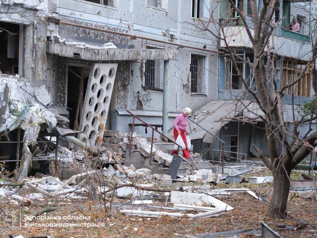 В ОВА уточнили, что восемь многоэтажек, восемь частных домов и нежилые здания пострадали в результате ночной атаки на Запорожье в ночь на 5 октября 2025 года