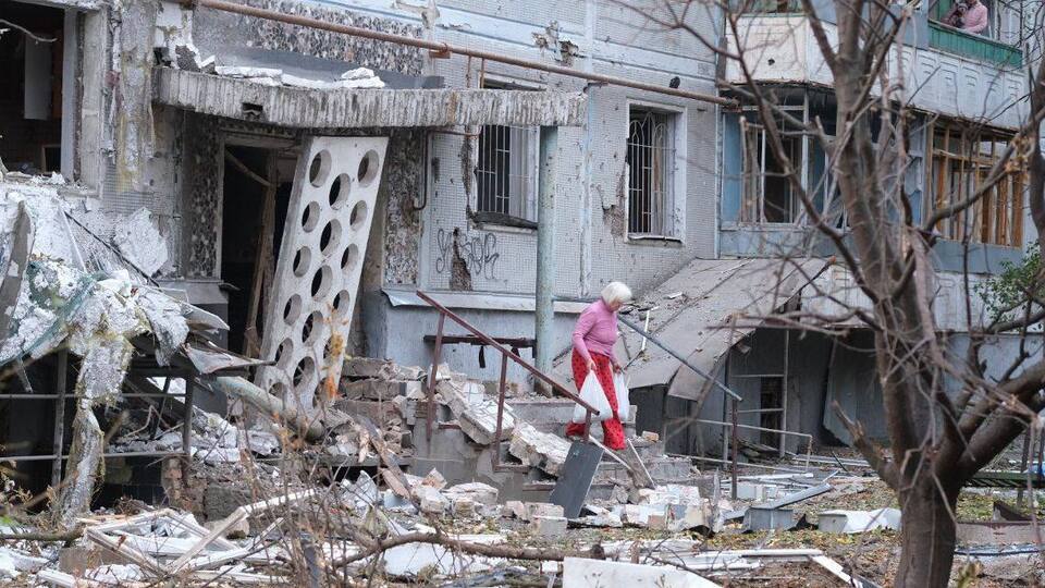 В ОВА уточнили, что восемь многоэтажек, восемь частных домов и нежилые здания пострадали в результате ночной атаки на Запорожье в ночь на 5 октября 2025 года