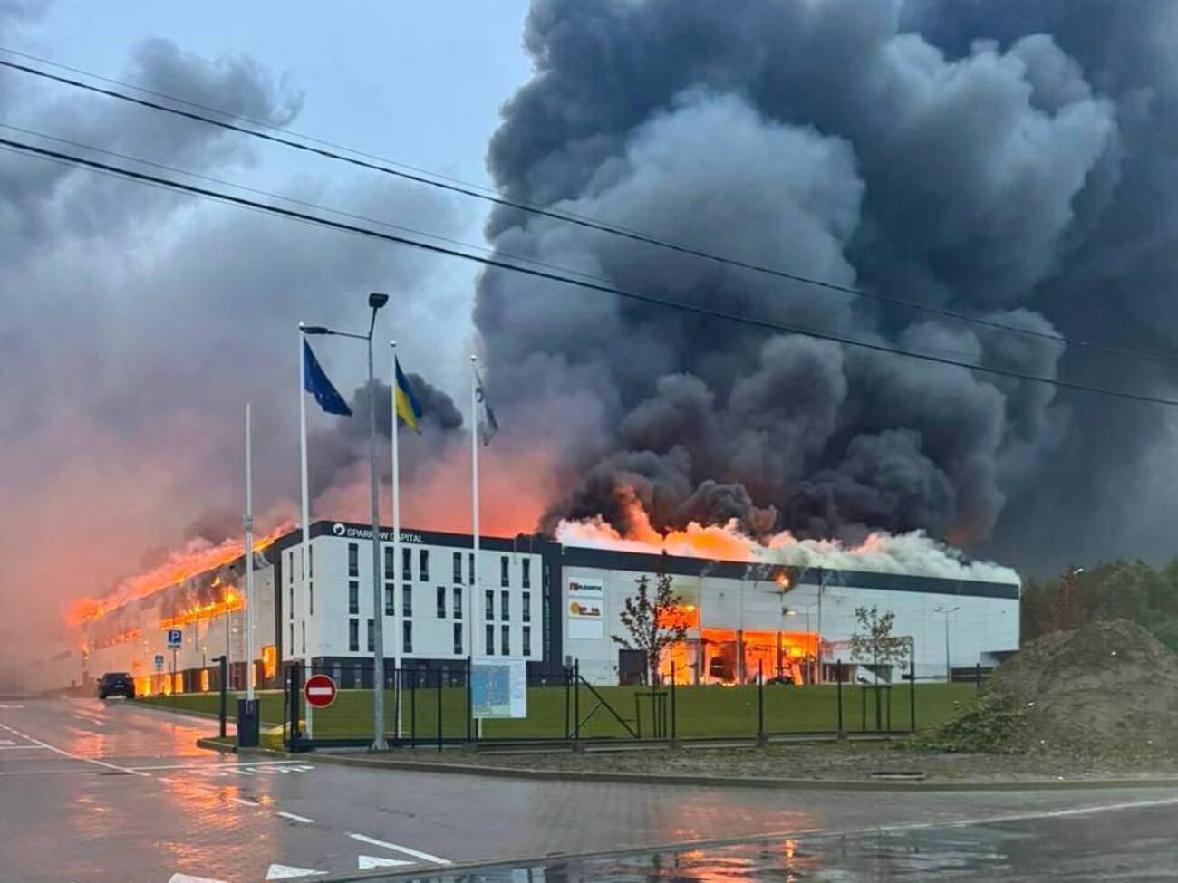5 октября 2025 года после атаки РФ во Львове горит индустриальный парк Sparrow