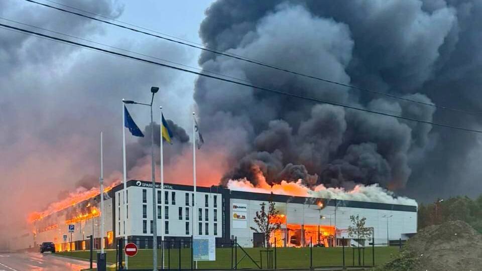 5 октября 2025 года после атаки РФ во Львове горит индустриальный парк Sparrow
