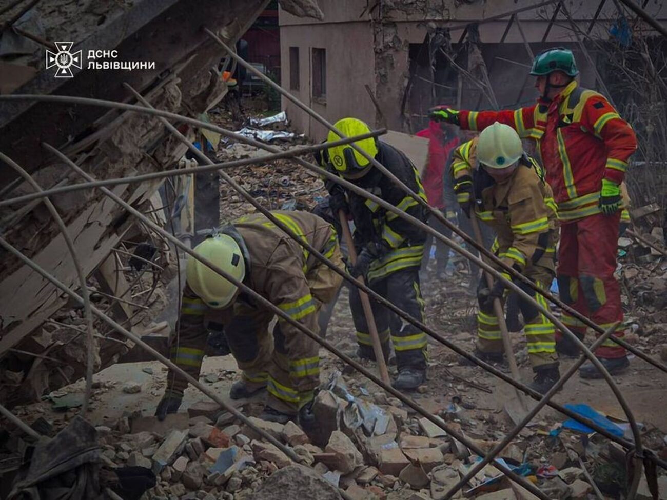 Спасатели и полицейские работают на месте удара во Львове