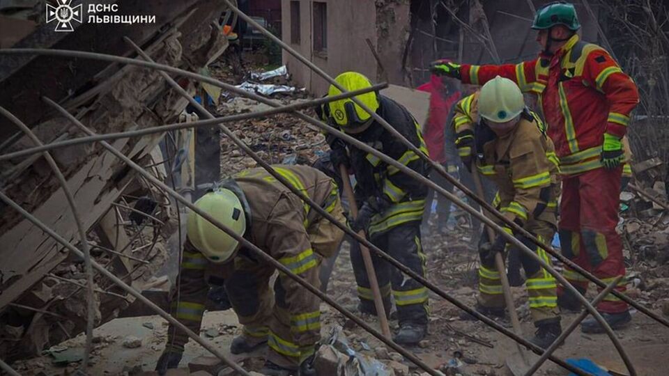 Спасатели и полицейские работают на месте удара во Львове