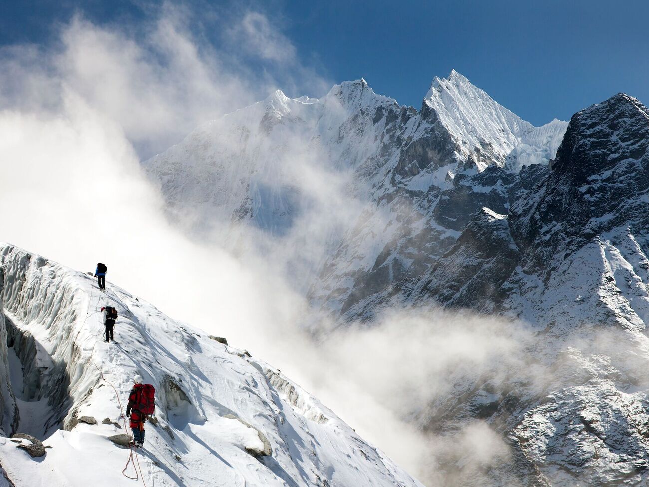 Туристи не можуть спуститися з Евересту через хуртовину