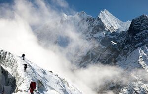 Туристи не можуть спуститися з Евересту через хуртовину