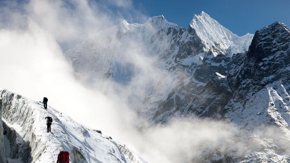 Туристы не могут спуститься с Эвереста из-за метели