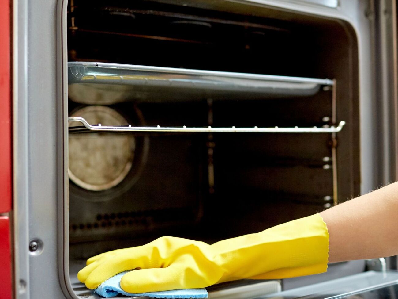 Чтобы отмыть духовку, потребуется средство для удаления жира