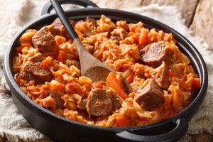 Для бигоса понадобятся сырая и свежая капуста