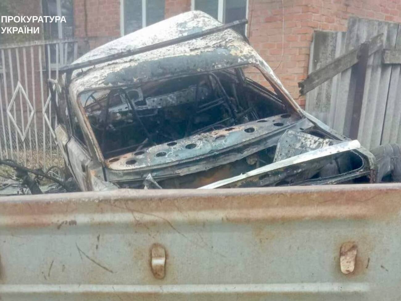 За даними прокуратури, ворог атакував машини різними дронами