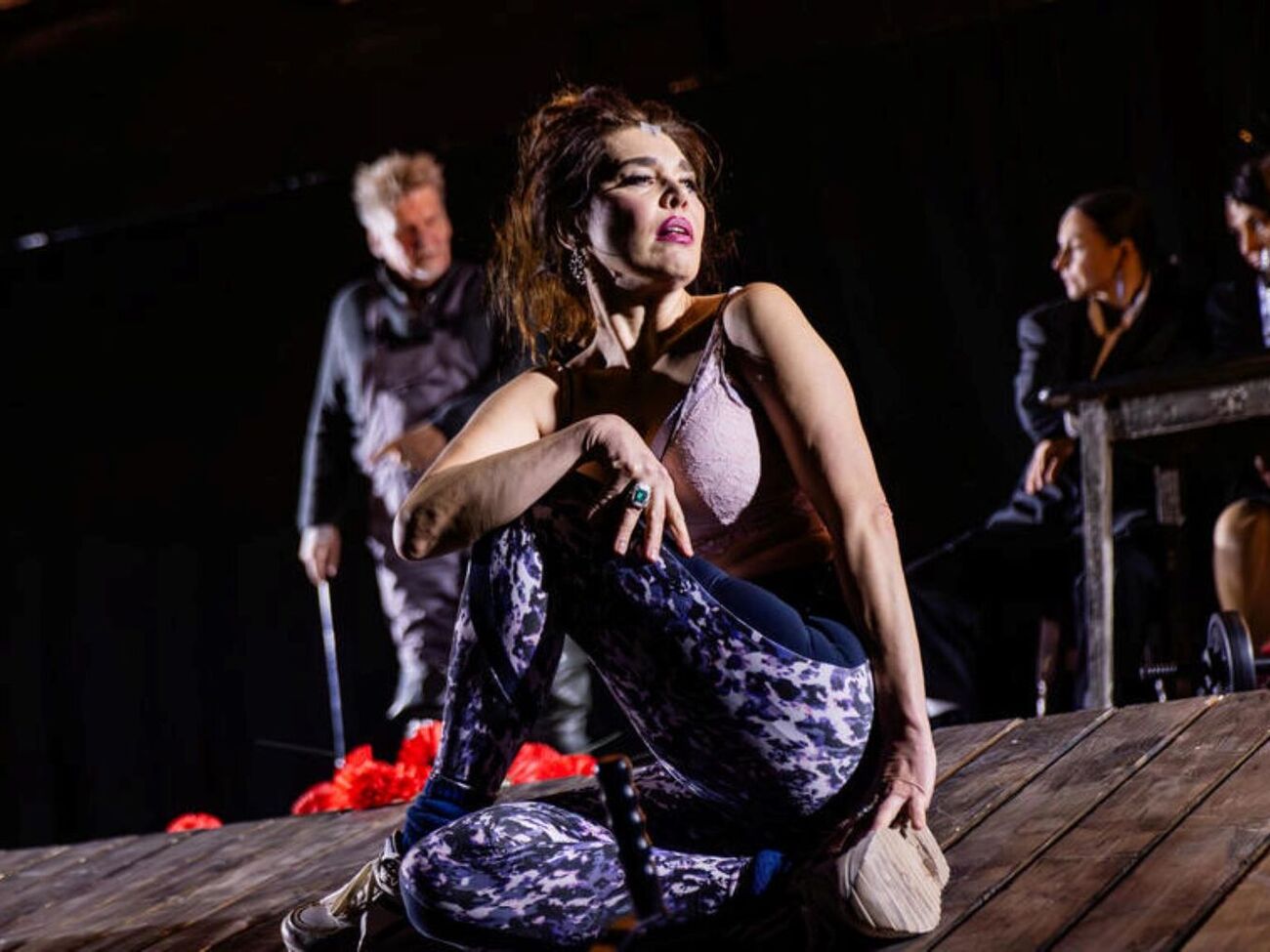 В спектакле задействованы не только актеры театральной труппы, но и приглашенные артисты из театра имени Ивана Франко