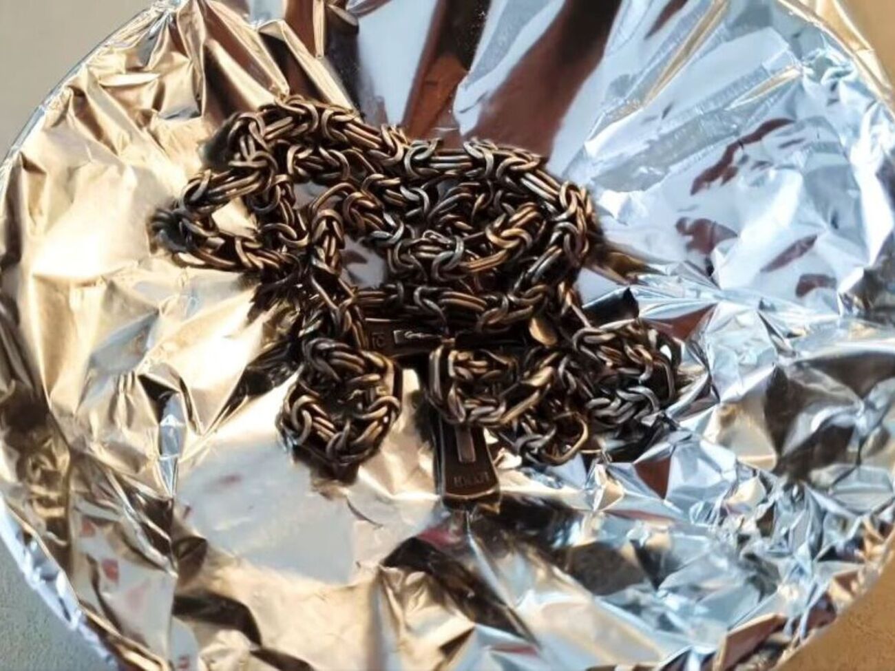 Срібло із содою і фольгою потрібно залити окропом