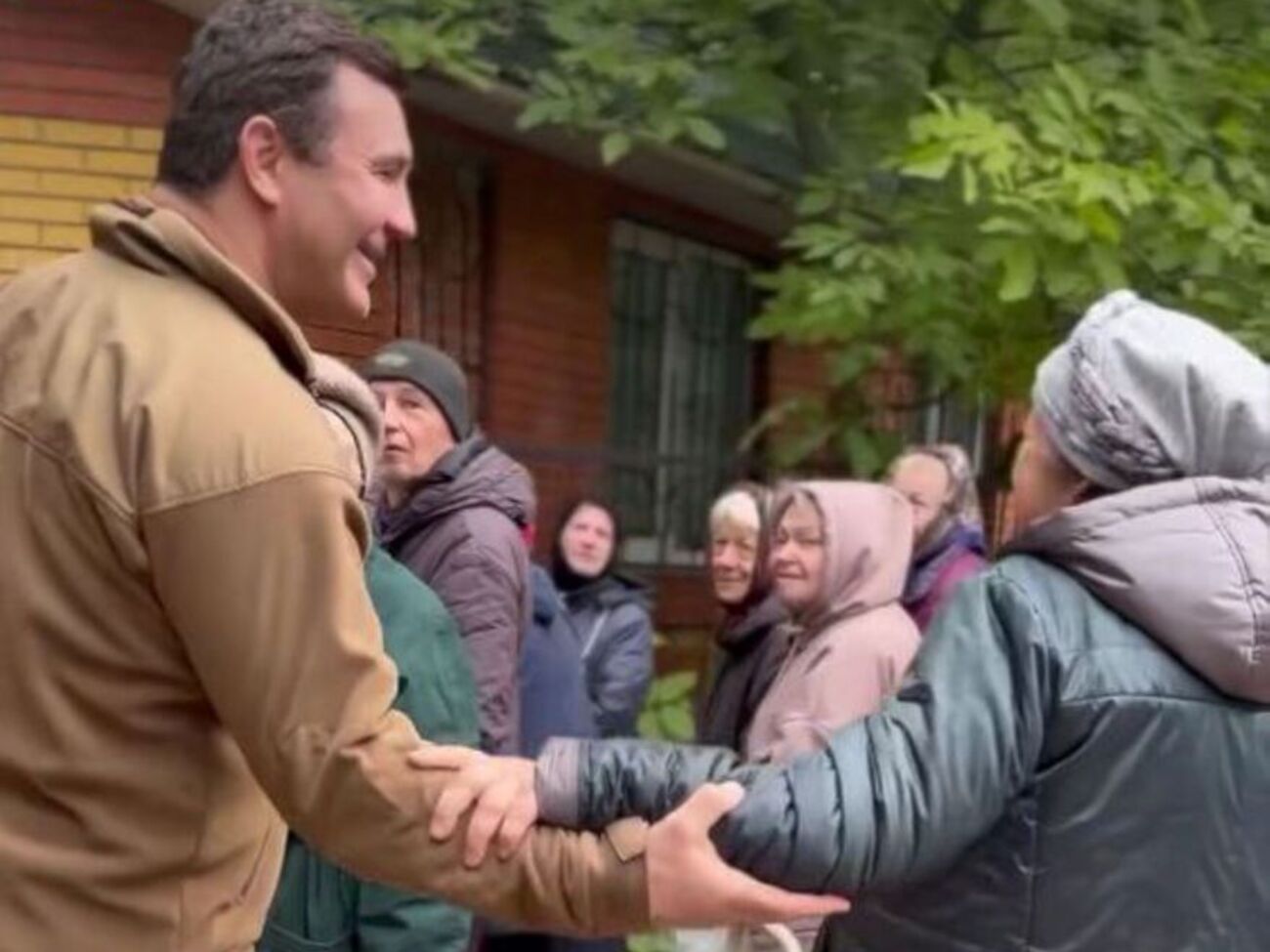 "Цей дідусь щойно придбав нову кравчучку, а його ніхто не привітав", – написали користувачі про Тищенка