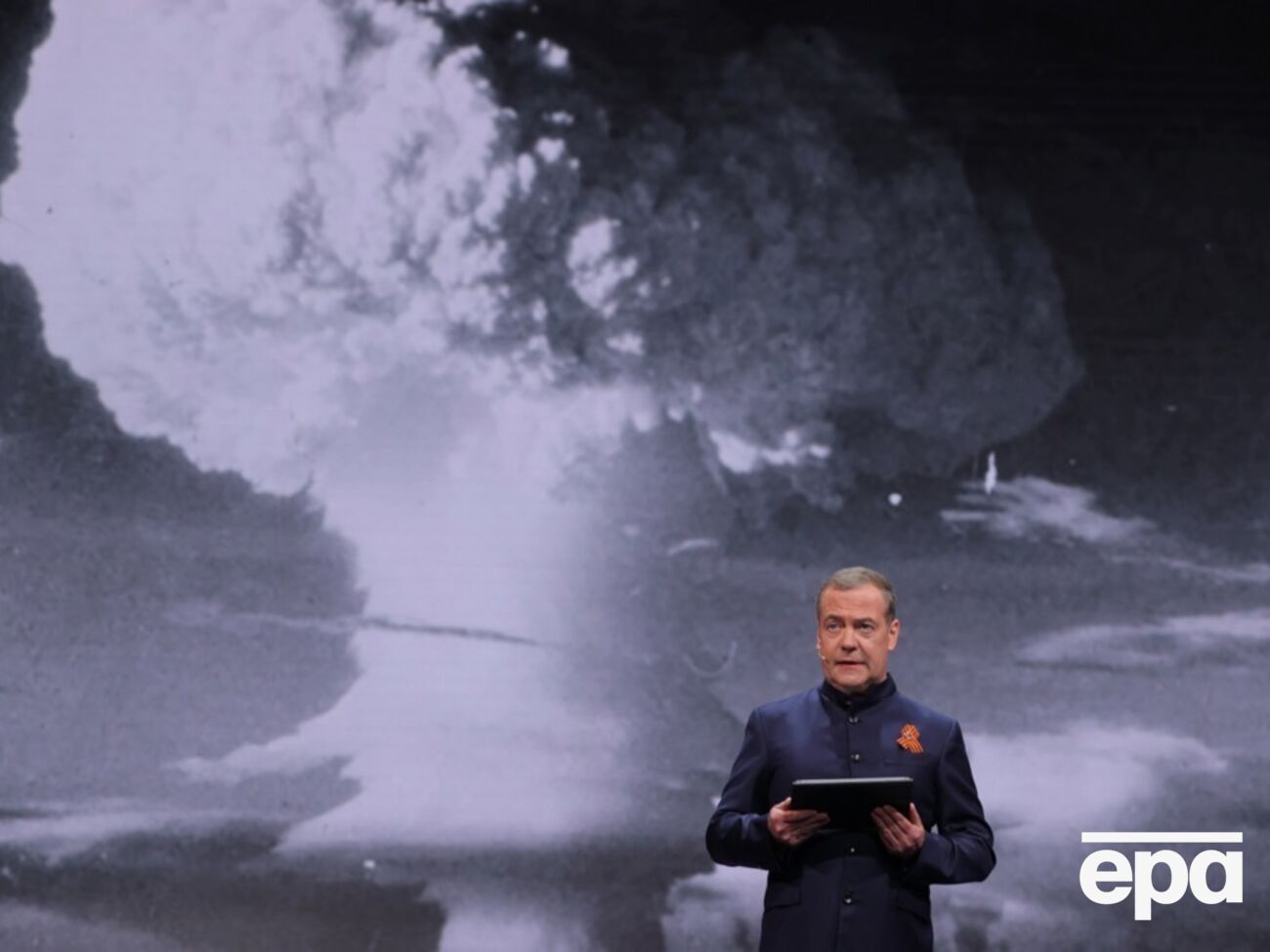 На думку Медведєва, "головне, щоб недалекі європейці відчули на власній шкурі, що таке небезпека війни"