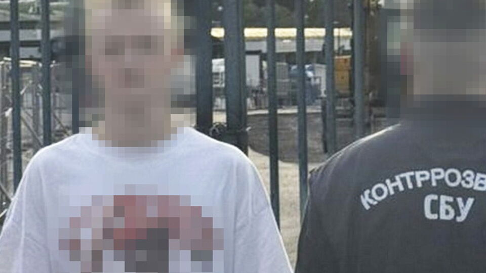 За версією слідства, після вербування підлітка ворог доручив йому підшуковувати потенційних виконавців замовних терактів