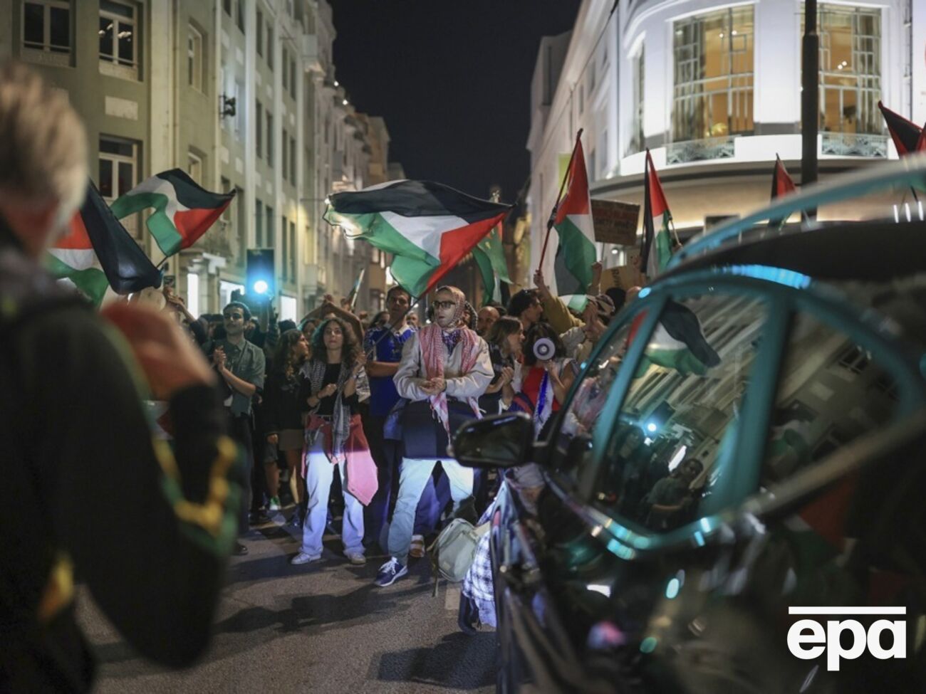 Участники акции блокируют движение транспорта в поддержку Палестины и гуманитарной миссии в Порту (Португалия), 2 октября 2025 года