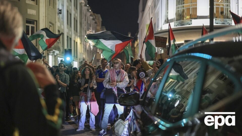 Учасники акції блокують рух транспорту на підтримку Палестини й гуманітарної місії в Порту (Португалія), 2 жовтня 2025 року