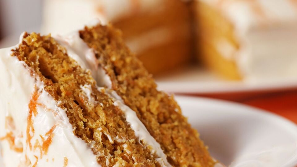 Кекс смазывается кремом