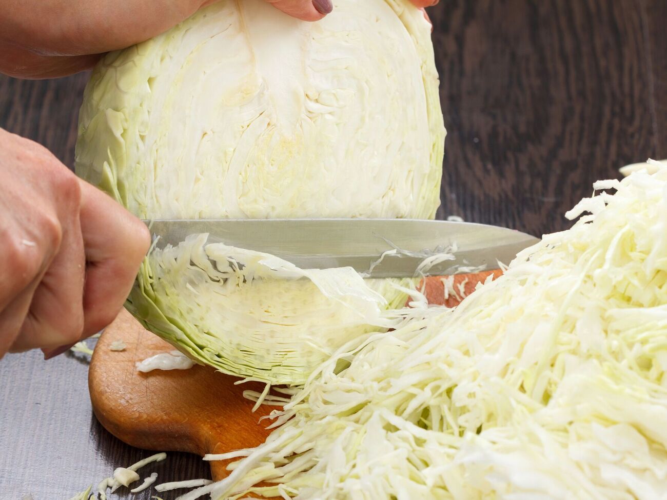 Первые три дня капуста должна кваситься в тепле при температуре примерно +22 °C, чтобы началось брожение