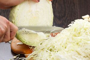 Первые три дня капуста должна кваситься в тепле при температуре примерно +22 °C, чтобы началось брожение