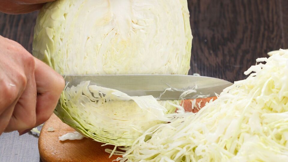 Первые три дня капуста должна кваситься в тепле при температуре примерно +22 °C, чтобы началось брожение