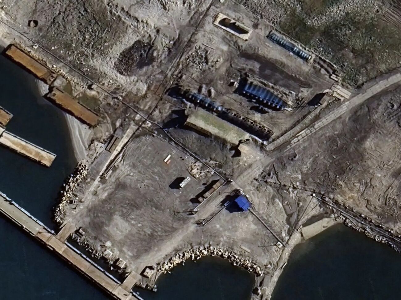 Синие антидроновые сетки видны на спутниковых фото, пишет медиа