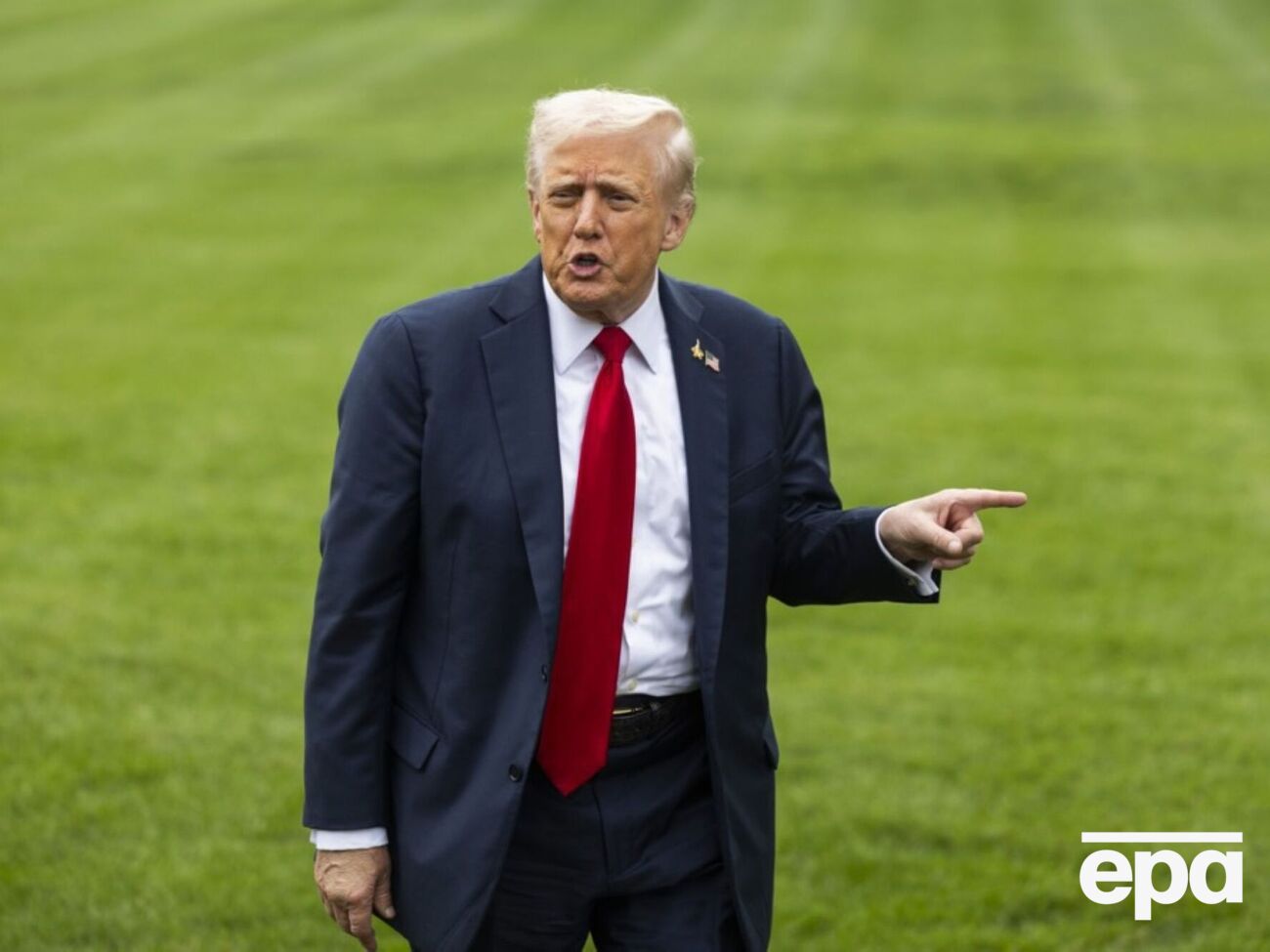 Трамп зазвичай рухається не дуже ритмічно, ударяючи кулаками по повітрю