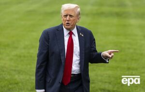 Трамп зазвичай рухається не дуже ритмічно, ударяючи кулаками по повітрю